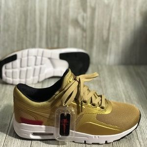 🔥🔥BRAND NEW NIKE AIR MAX ZERO